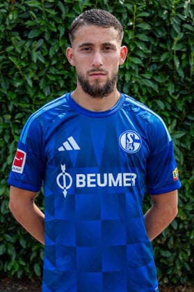 03.08.2026, Porträttermin 2026 2027 beim FC Schake 04, 1. Bundesliga, , Adil Aouchiche (FC Schalke 04). Gelsenkirchen Veltins Arena NRW Deutschland xRHR-FOTO DEx *** August 3, 2026, 2026–2027 photo shoot at FC Schalke 04, Bundesliga 1, , Adil Aouchiche, FC Schalke 04, Gelsenkirchen, Veltins Arena, North Rhine-Westphalia, Germany, xRHR, PHOTO DEx Copyright: DennisxEwert RHR-FOTOx RHR-FOTO DE