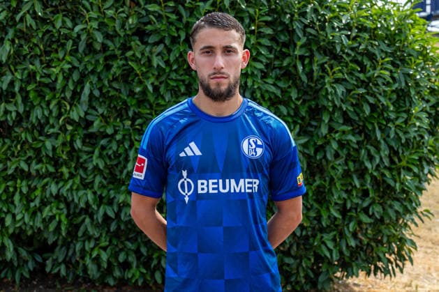 03.08.2026, Porträttermin 2026 2027 beim FC Schake 04, 1. Bundesliga, , Adil Aouchiche (FC Schalke 04). Gelsenkirchen Veltins Arena NRW Deutschland xRHR-FOTO DEx *** August 3, 2026, 2026–2027 photo shoot at FC Schalke 04, Bundesliga 1, , Adil Aouchiche, FC Schalke 04, Gelsenkirchen, Veltins Arena, North Rhine-Westphalia, Germany, xRHR, PHOTO DEx Copyright: DennisxEwert RHR-FOTOx RHR-FOTO DE