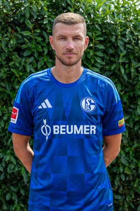 03.08.2026, Porträttermin 2026 2027 beim FC Schake 04, 1. Bundesliga, , Edin Dzeko (FC Schalke 04). Gelsenkirchen Veltins Arena NRW Deutschland xRHR-FOTO DEx *** August 3, 2026, Photo shoot for the 2026–2027 season at FC Schalke 04, Bundesliga 1, , Edin Dzeko, FC Schalke 04, Gelsenkirchen, Veltins Arena, North Rhine-Westphalia, Germany, xRHR, PHOTO DEx Copyright: DennisxEwert RHR-FOTOx RHR-FOTO DE