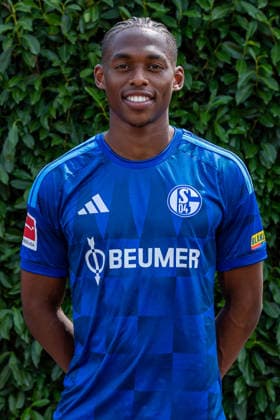 03.08.2026, Porträttermin 2026 2027 beim FC Schake 04, 1. Bundesliga, , Junior Adamu (FC Schalke 04). Gelsenkirchen Veltins Arena NRW Deutschland xRHR-FOTO DEx *** August 3, 2026, Photo shoot for the 2026–2027 season at FC Schalke 04, Bundesliga 1, , Junior Adamu, FC Schalke 04, Gelsenkirchen, Veltins Arena, North Rhine-Westphalia, Germany, xRHR, PHOTO DEx Copyright: DennisxEwert RHR-FOTOx RHR-FOTO DE