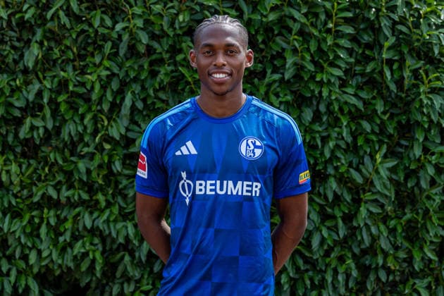 03.08.2026, Porträttermin 2026 2027 beim FC Schake 04, 1. Bundesliga, , Junior Adamu (FC Schalke 04). Gelsenkirchen Veltins Arena NRW Deutschland xRHR-FOTO DEx *** August 3, 2026, Photo shoot for the 2026–2027 season at FC Schalke 04, Bundesliga 1, , Junior Adamu, FC Schalke 04, Gelsenkirchen, Veltins Arena, North Rhine-Westphalia, Germany, xRHR, PHOTO DEx Copyright: DennisxEwert RHR-FOTOx RHR-FOTO DE