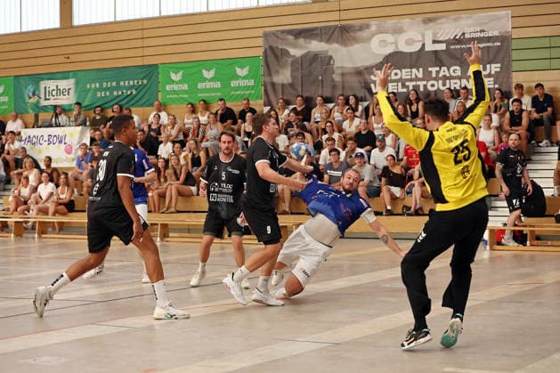 03.08.2026, xovx, Handball Lindencup, HSG Pohlheim - HSG Linden v.l. Maduwike Okpara (HSG Linden), Leon Friedl (HSG Pohlheim), Moritz Ebert (HSG Linden), Moritz Schmeel (HSG Linden), Joshua Hantl (HSG Pohlheim), Aristotelis Moutopoulos (HSG Linden) Linden Stadthalle Hessen Deutschland (DE) *** August 3, 2026, xovx, Lindencup Handball, HSG Pohlheim vs. HSG Linden, Maduwike Okpara (HSG Linden), Leon Friedl HSG Pohlheim, Moritz Ebert HSG Linden, Moritz Schmeel HSG Linden, Joshua Hantl HSG Pohlheim, Aristotelis Moutopoulos HSG Linden Linden City Hall Hesse Germany DE