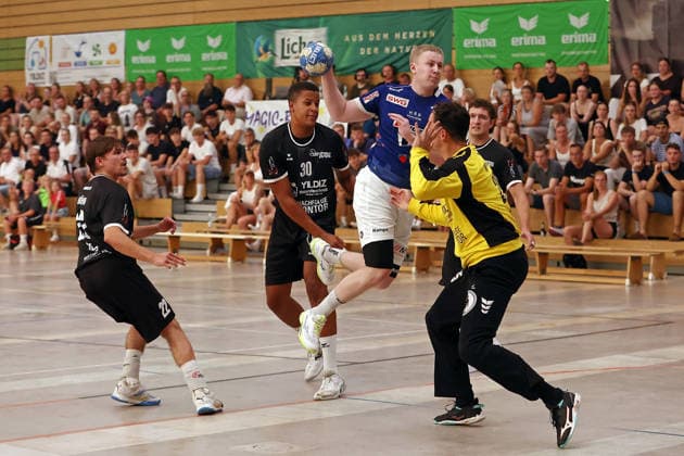 03.08.2026, xovx, Handball Lindencup, HSG Pohlheim - HSG Linden v.l. Jakob Höhn (HSG Linden), Maduwike Okpara (HSG Linden), Fabian Neul (HSG Pohlheim), Moritz Ebert (HSG Linden), Aristotelis Moutopoulos (HSG Linden) Linden Stadthalle Hessen Deutschland (DE) *** August 3, 2026, xovx, Lindencup Handball, HSG Pohlheim vs. HSG Linden: Jakob Höhn (HSG Linden), Maduwike Okpara (HSG Linden), Fabian Neul (HSG Pohlheim), Moritz Ebert (HSG Linden), Aristotelis Moutopoulos (HSG Linden); Linden City Hall, Hesse, Germany, DE