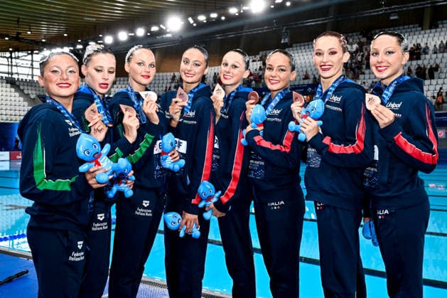 Athletes of team Italy show the bronze medal after competing in the artistic swimming Team Free Final during the European Aquatics Championships at the Olympic Aquatic Center in Paris (France), August 3, 2026. Andrea Masini Deepbluemedia Insidefoto