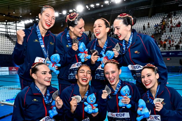 Athletes of team Spain show the silver medal after competing in the artistic swimming Team Free Final during the European Aquatics Championships at the Olympic Aquatic Center in Paris (France), August 3, 2026. Andrea Masini Deepbluemedia Insidefoto