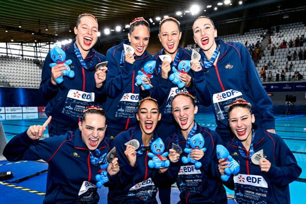 Athletes of team Spain show the silver medal after competing in the artistic swimming Team Free Final during the European Aquatics Championships at the Olympic Aquatic Center in Paris (France), August 3, 2026. Andrea Masini Deepbluemedia Insidefoto