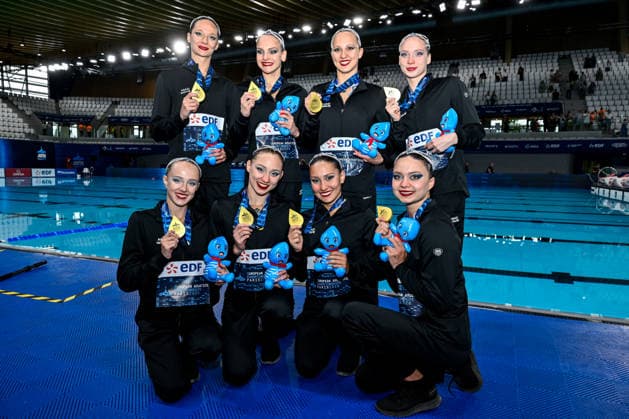Neutral Athletes B show the gold medal after competing in the artistic swimming Team Free Final during the European Aquatics Championships at the Olympic Aquatic Center in Paris (France), August 3, 2026. Andrea Masini Deepbluemedia Insidefoto