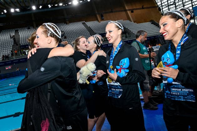 Neutral Athletes B celebrate after winning the gold medal in the artistic swimming Team Free Final during the European Aquatics Championships at the Olympic Aquatic Center in Paris (France), August 3, 2026. Andrea Masini Deepbluemedia Insidefoto