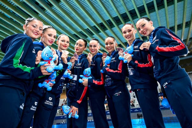 Athletes of team Italy show the bronze medal after competing in the artistic swimming Team Free Final during the European Aquatics Championships at the Olympic Aquatic Center in Paris (France), August 3, 2026. Andrea Staccioli