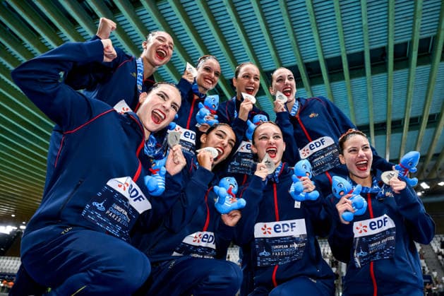 Athletes of team Spain show the silver medal after competing in the artistic swimming Team Free Final during the European Aquatics Championships at the Olympic Aquatic Center in Paris (France), August 3, 2026. Andrea Staccioli
