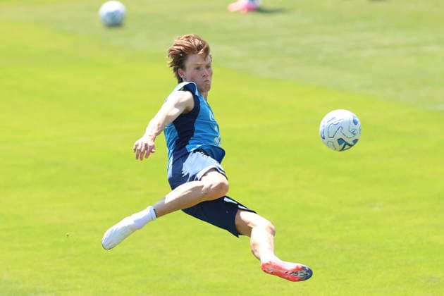 SSC Napoli Training Session Scott McTominay of Napoli participates in a training session during the preseason camp of SSC Napoli at the Stadio Patini in Castel di Sangro, Italy, on August 3, 2025. Castel di Sangro Abruzzo Italy  Copyright: xCiroxDexLucax originalFilename:deluca-sscnapol260803_npeBQ.jpg