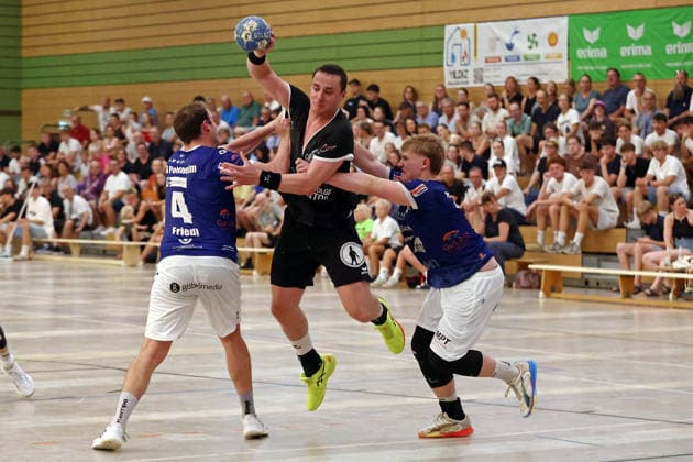 03.08.2026, xovx, Handball Lindencup, HSG Pohlheim - HSG Linden v.l. Leon Friedl (HSG Pohlheim), Johannes Klein (HSG Linden), Noah Well (HSG Pohlheim) Linden Stadthalle Hessen Deutschland (DE) *** August 3, 2026, xovx, Lindencup Handball Tournament, HSG Pohlheim vs. HSG Linden: Leon Friedl (HSG Pohlheim), Johannes Klein (HSG Linden), Noah Well (HSG Pohlheim), Linden City Hall, Hesse, Germany, DE