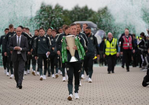 Celtic captain Callum McGregor carries the Scottish Premiership trophy up the Celtic Way. Celtic v Dundee, William Hill Scottish Premiership, Football, Celtic Park, Glasgow, Scotland, UK - 03 Aug 2026Glasgow Celtic Park Scotland United Kingdom  Copyright: xStuartxWallace Shutterstockx 17032193d
