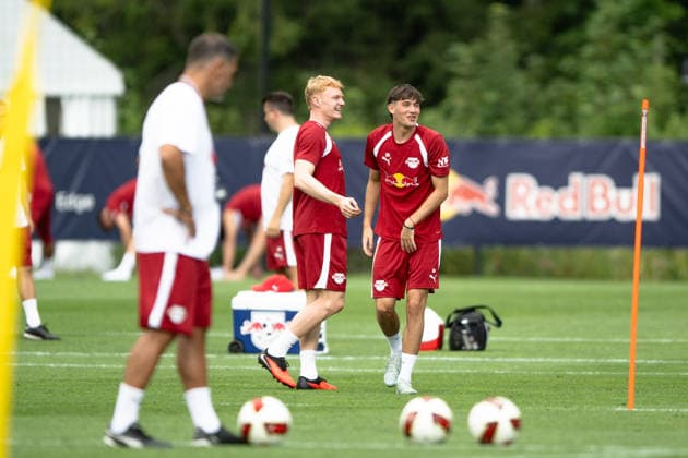 Nicolas Seiwald (RB Leipzig, 13), links, hat sehr gute Laune, genau wie Andrija Maksimovic (RB Leipzig, 33), RB Leipzig, Fussball, Trainingslager Austria, Saison Vorbereitung, Saison 2026 2027, GER, 03.08.2026, Eibner-Pressefoto Andreas Ulmer RB Leipzig, Fussball, Trainingslager Austria, Saison Vorbereitung, Saison 2026 2027, GER, 03.08.2026, *** Nicolas Seiwald (RB Leipzig, No. 13), on the left, is in high spirits, just like Andrija Maksimovic (RB Leipzig, No. 33), RB Leipzig, soccer, training camp in Austria, preseason, 2026–2027 season, GER, August 3, 2026, Eibner Press Photo: Andreas Ulmer, RB Leipzig, soccer, training camp in Austria, preseason, 2026–2027 season, GER, August 3, 2026, Copyright: xEibner-Pressefoto AndreasxUlmerx EP_AUR