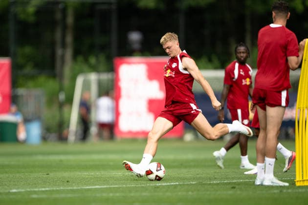 Conrad Harder (RB Leipzig, 09), Torschusstraining, RB Leipzig, Fussball, Trainingslager Austria, Saison Vorbereitung, Saison 2026 2027, GER, 03.08.2026, Eibner-Pressefoto Andreas Ulmer RB Leipzig, Fussball, Trainingslager Austria, Saison Vorbereitung, Saison 2026 2027, GER, 03.08.2026, *** Conrad Harder, RB Leipzig, 09, Shooting Practice, RB Leipzig, Soccer, Training Camp in Austria, Preseason, 2026–2027 Season, GER, August 3, 2026, Eibner Press Photo Andreas Ulmer RB Leipzig, soccer, training camp in Austria, preseason, 2026–2027 season, GER, August 3, 2026, Copyright: xEibner-Pressefoto AndreasxUlmerx EP_AUR