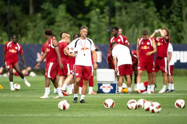 Martin Demichelis (RB Leipzig, Trainer) mit seinem Team, RB Leipzig, Fussball, Trainingslager Austria, Saison Vorbereitung, Saison 2026 2027, GER, 03.08.2026, Eibner-Pressefoto Andreas Ulmer RB Leipzig, Fussball, Trainingslager Austria, Saison Vorbereitung, Saison 2026 2027, GER, 03.08.2026, *** Martin Demichelis, RB Leipzig, coach with his team, RB Leipzig, soccer, training camp in Austria, preseason, 2026–2027 season, GER, August 3, 2026, Eibner Press Photo: Andreas Ulmer, RB Leipzig, soccer, training camp in Austria, preseason, 2026–2027 season, GER, August 3, 2026, Copyright: xEibner-Pressefoto AndreasxUlmerx EP_AUR