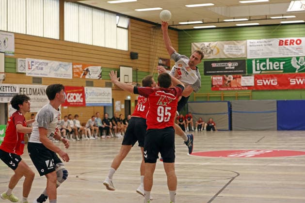 03.08.2026, xovx, Handball Lindencup, HSG Wettenberg - TuS Holzheim v.l. Finn Langenau (TuS Holzheim), Tristan Schepp (HSG Wettenberg), Simon Giebenhain (TuS Holzheim), Max Schneider (TuS Holzheim), Aron Weiße (HSG Wettenberg) Linden Stadthalle Hessen Deutschland (DE) *** August 3, 2026, xovx, Lindencup Handball, HSG Wettenberg vs. TuS Holzheim vs. Finn Langenau vs. TuS Holzheim, Tristan Schepp (HSG Wettenberg), Simon Giebenhain (TuS Holzheim), Max Schneider (TuS Holzheim), Aron Weiße (HSG Wettenberg), Linden Stadthalle, Hesse, Germany, DE