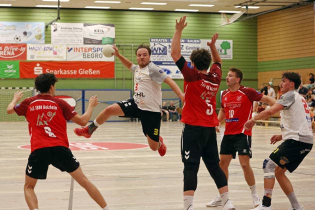 03.08.2026, xovx, Handball Lindencup, HSG Wettenberg - TuS Holzheim v.l. Ben Theile (TuS Holzheim), Jan Reuschling (HSG Wettenberg), Finn Langenau (TuS Holzheim), Simon Giebenhain (TuS Holzheim), Tristan Schepp (HSG Wettenberg) Linden Stadthalle Hessen Deutschland (DE) *** August 3, 2026, xovx, Lindencup Handball, HSG Wettenberg vs. TuS Holzheim: Ben Theile (TuS Holzheim), Jan Reuschling (HSG Wettenberg), Finn Langenau (TuS Holzheim), Simon Giebenhain (TuS Holzheim), Tristan Schepp (HSG Wettenberg); Linden Stadthalle, Hesse, Germany, DE