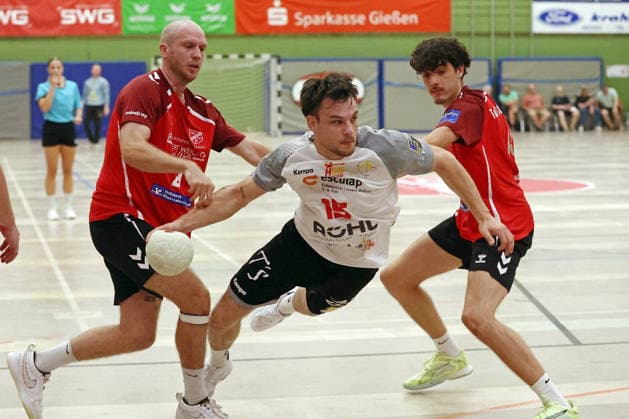 03.08.2026, xovx, Handball Lindencup, HSG Wettenberg - TuS Holzheim v.l. Leon Bühler (TuS Holzheim), Fabian Weide (HSG Wettenberg), Maxim Hölzer (TuS Holzheim) Linden Stadthalle Hessen Deutschland (DE) *** August 3, 2026, xovx, Lindencup Handball Tournament, HSG Wettenberg vs. TuS Holzheim, Leon Bühler (TuS Holzheim), Fabian Weide (HSG Wettenberg), Maxim Hölzer (TuS Holzheim), Linden Stadthalle, Hesse, Germany, DE