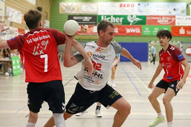 03.08.2026, xovx, Handball Lindencup, HSG Wettenberg - TuS Holzheim v.l. Christoph Horn (TuS Holzheim), Aron Weiße (HSG Wettenberg), Maxim Hölzer (TuS Holzheim) Linden Stadthalle Hessen Deutschland (DE) *** August 3, 2026, xovx, Lindencup Handball Tournament, HSG Wettenberg vs. TuS Holzheim; Christoph Horn (TuS Holzheim), Aron Weiße (HSG Wettenberg), Maxim Hölzer (TuS Holzheim); Linden Stadthalle, Hesse, Germany, DE