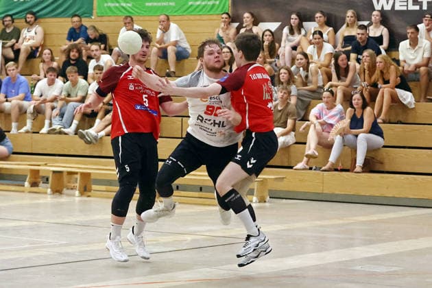 03.08.2026, xovx, Handball Lindencup, HSG Wettenberg - TuS Holzheim v.l. Finn Langenau (TuS Holzheim), Jannis Merz (HSG Wettenberg), Philipp Waldfrost (TuS Holzheim) Linden Stadthalle Hessen Deutschland (DE) *** August 3, 2026, xovx, Lindencup Handball Tournament, HSG Wettenberg vs. TuS Holzheim vs. Finn Langenau vs. TuS Holzheim, Jannis Merz (HSG Wettenberg), Philipp Waldfrost (TuS Holzheim), Linden Stadthalle, Hesse, Germany, DE