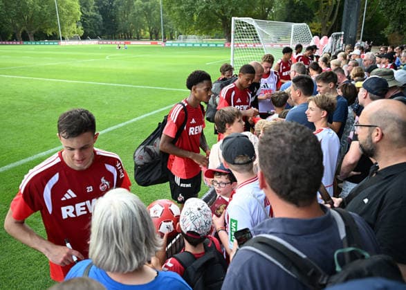 03.08.2026, xophax, Fussball 1.Bundesliga, 1.FC Koeln Training am Geissbockheim des 1.FC Köln. Spieler schreiben Autogramme nach dem Training. Köln *** August 3, 2026, xophax, Soccer, Bundesliga 1, 1. FC Köln Training at the Geissbockheim of 1. FC Köln; Players sign autographs after training in Cologne