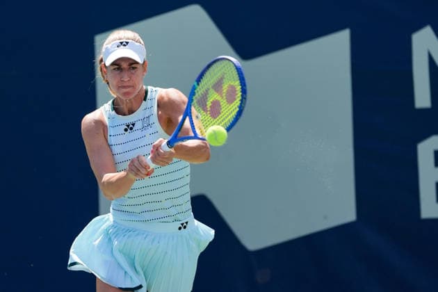 WTA, Tennis Damen Masters 1000 National Bank Open Toronto 2026 - Round of 128 - Day 3 Anna Bondar of Hungary hits a two-handed backhand against Anhelina Kalinina of Ukraine during the Women™s Singles round of 128 match on day 3 of the WTA Masters 1000 National Bank Open at Sobeys Stadium. on August 3, 2026 in Toronto, Canada. (Photo by Leonardo Ramirez Eyepix Group) Copyright: xLeonardoxRamirezx xEyepixxGroupx LR03082026-05944
