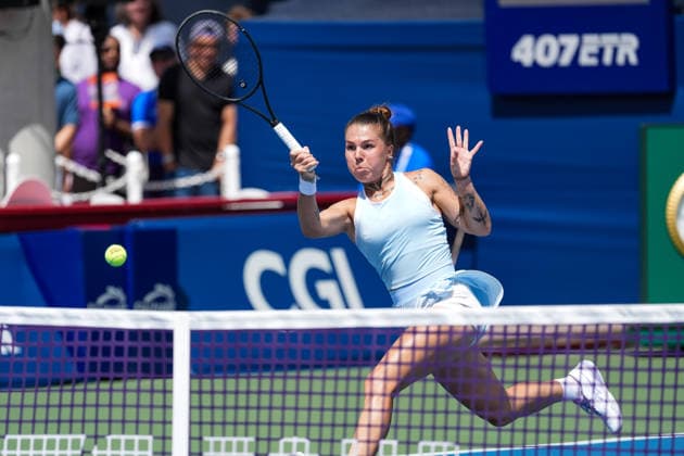 WTA, Tennis Damen Masters 1000 National Bank Open Toronto 2026 - Round of 128 - Day 3 Oleksandra Oliynykova of Ukraine lunges to plays a forehand against Karolina Pliskova of Czechia during the Women™s Singles round of 128 match on day 3 of the WTA Masters 1000 National Bank Open at Sobeys Stadium. on August 3, 2026 in Toronto, Canada. (Photo by Leonardo Ramirez Eyepix Group) Copyright: xLeonardoxRamirezx xEyepixxGroupx LR03082026-07040