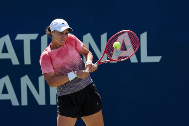 WTA, Tennis Damen Masters 1000 National Bank Open Toronto 2026 - Round of 128 - Day 3 Anhelina Kalinina of Ukraine plays a backhand against Anna Bondar of Hungary during the Women™s Singles round of 128 match on day 3 of the WTA Masters 1000 National Bank Open at Sobeys Stadium. on August 3, 2026 in Toronto, Canada. (Photo by Leonardo Ramirez Eyepix Group) Copyright: xLeonardoxRamirezx xEyepixxGroupx LR03082026-06404