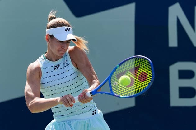 WTA, Tennis Damen Masters 1000 National Bank Open Toronto 2026 - Round of 128 - Day 3 Anna Bondar of Hungary hits a two-handed backhand against Anhelina Kalinina of Ukraine during the Women™s Singles round of 128 match on day 3 of the WTA Masters 1000 National Bank Open at Sobeys Stadium. on August 3, 2026 in Toronto, Canada. (Photo by Leonardo Ramirez Eyepix Group) Copyright: xLeonardoxRamirezx xEyepixxGroupx LR03082026-05562