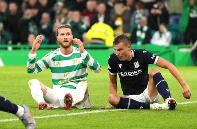 Kasper Hogh of Celtic reacts after missing a scoring chance under pressure from Ryan Astley of Dundee, right. Celtic v Dundee, William Hill Scottish Premiership, Football, Celtic Park, Glasgow, Scotland, UK - 03 Aug 2026Glasgow Celtic Park Scotland United Kingdom  Copyright: xStuartxWallace Shutterstockx 17032193ae