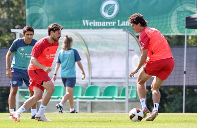 GER, Trainingslager Bayer 04 Leverkusen - Blankenhain 03.08.2026, Blankenhain, GER, Saison 2026 2027, 1.Bundesliga, Bayer 04 Leverkusen - Trainingslager im Bild Jonas Hofmann (Leverkusen) am Ball DFL regulations prohibit any use of photographs as image sequences and or quasi-video *** GER, Bayer 04 Leverkusen Training Camp in Blankenhain, August 3, 2026, Blankenhain, GER, 2026–2027 Season, Bundesliga 1, Bayer 04 Leverkusen Training Camp in Pictures: Jonas Hofmann, Leverkusen on the Ball. DFL regulations prohibit any use of photographs as image sequences and or quasi-video.