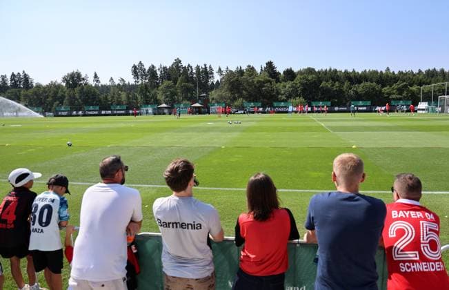 GER, Trainingslager Bayer 04 Leverkusen - Blankenhain 03.08.2026, Blankenhain, GER, Saison 2026 2027, 1.Bundesliga, Bayer 04 Leverkusen - Trainingslager im Bild Fans verfolgen das Training DFL regulations prohibit any use of photographs as image sequences and or quasi-video *** GER, Bayer 04 Leverkusen Training Camp in Blankenhain, August 3, 2026, Blankenhain, GER, 2026–2027 Season, Bundesliga 1, Bayer 04 Leverkusen Training Camp in Pictures: Fans Watch the Training Session. DFL regulations prohibit any use of photographs as image sequences and or quasi-video.