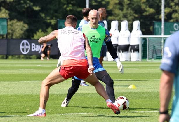 GER, Trainingslager Bayer 04 Leverkusen - Blankenhain 03.08.2026, Blankenhain, GER, Saison 2026 2027, 1.Bundesliga, Bayer 04 Leverkusen - Trainingslager im Bild Aleix Garcia (Leverkusen) gegen Torwart Niklas Lomb (Leverkusen) DFL regulations prohibit any use of photographs as image sequences and or quasi-video *** GER, Bayer 04 Leverkusen Training Camp in Blankenhain, August 3, 2026, Blankenhain, GER, 2026–2027 Season, 1. Bundesliga, Bayer 04 Leverkusen Training Camp in Pictures: Aleix Garcia (Leverkusen) vs. Goalkeeper Niklas Lomb (Leverkusen). DFL regulations prohibit any use of photographs as image sequences and or quasi-video content.