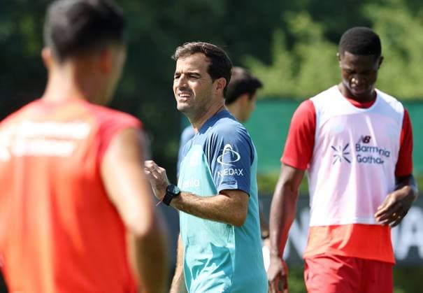 GER, Trainingslager Bayer 04 Leverkusen - Blankenhain 03.08.2026, Blankenhain, GER, Saison 2026 2027, 1.Bundesliga, Bayer 04 Leverkusen - Trainingslager im Bild Trainer Carles Martinez (Leverkusen) DFL regulations prohibit any use of photographs as image sequences and or quasi-video *** GER, Bayer 04 Leverkusen Training Camp in Blankenhain, August 3, 2026, Blankenhain, GER, 2026–2027 Season, Bundesliga 1, Bayer 04 Leverkusen Training Camp in Pictures: Coach Carles Martinez, Leverkusen. DFL regulations prohibit any use of photographs as image sequences and or quasi-video content.