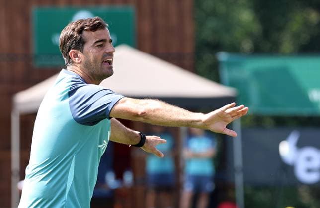 GER, Trainingslager Bayer 04 Leverkusen - Blankenhain 03.08.2026, Blankenhain, GER, Saison 2026 2027, 1.Bundesliga, Bayer 04 Leverkusen - Trainingslager im Bild Trainer Carles Martinez (Leverkusen) DFL regulations prohibit any use of photographs as image sequences and or quasi-video *** GER, Bayer 04 Leverkusen Training Camp in Blankenhain, August 3, 2026, Blankenhain, GER, 2026–2027 Season, Bundesliga 1, Bayer 04 Leverkusen Training Camp in Pictures: Coach Carles Martinez, Leverkusen. DFL regulations prohibit any use of photographs as image sequences and or quasi-video content.
