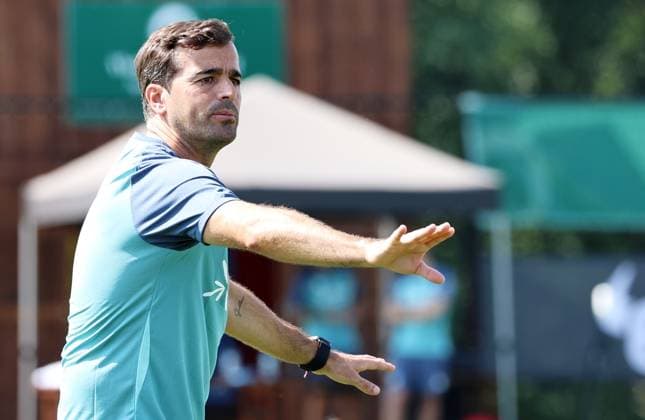 GER, Trainingslager Bayer 04 Leverkusen - Blankenhain 03.08.2026, Blankenhain, GER, Saison 2026 2027, 1.Bundesliga, Bayer 04 Leverkusen - Trainingslager im Bild Trainer Carles Martinez (Leverkusen) DFL regulations prohibit any use of photographs as image sequences and or quasi-video *** GER, Bayer 04 Leverkusen Training Camp in Blankenhain, August 3, 2026, Blankenhain, GER, 2026–2027 Season, Bundesliga 1, Bayer 04 Leverkusen Training Camp in Pictures: Coach Carles Martinez, Leverkusen. DFL regulations prohibit any use of photographs as image sequences and or quasi-video content.