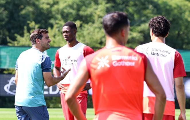 GER, Trainingslager Bayer 04 Leverkusen - Blankenhain 03.08.2026, Blankenhain, GER, Saison 2026 2027, 1.Bundesliga, Bayer 04 Leverkusen - Trainingslager im Bild Trainer Carles Martinez (Leverkusen) DFL regulations prohibit any use of photographs as image sequences and or quasi-video *** GER, Bayer 04 Leverkusen Training Camp in Blankenhain, August 3, 2026, Blankenhain, GER, 2026–2027 Season, Bundesliga 1, Bayer 04 Leverkusen Training Camp in Pictures: Coach Carles Martinez, Leverkusen. DFL regulations prohibit any use of photographs as image sequences and or quasi-video content.