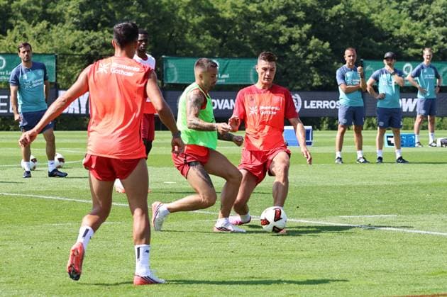 GER, Trainingslager Bayer 04 Leverkusen - Blankenhain 03.08.2026, Blankenhain, GER, Saison 2026 2027, 1.Bundesliga, Bayer 04 Leverkusen - Trainingslager im Bild Aleix Garcia (Leverkusen) gegen Patrik Schick (Leverkusen) DFL regulations prohibit any use of photographs as image sequences and or quasi-video *** GER, Bayer 04 Leverkusen Training Camp in Blankenhain, August 3, 2026, Blankenhain, GER, 2026–2027 Season, Bundesliga 1, Bayer 04 Leverkusen Training Camp in Pictures: Aleix Garcia (Leverkusen) vs. Patrik Schick (Leverkusen). DFL regulations prohibit any use of photographs as image sequences and or quasi-video content.