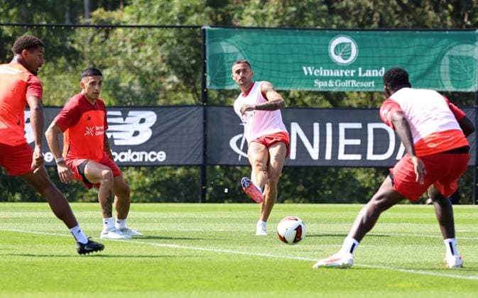 GER, Trainingslager Bayer 04 Leverkusen - Blankenhain 03.08.2026, Blankenhain, GER, Saison 2026 2027, 1.Bundesliga, Bayer 04 Leverkusen - Trainingslager im Bild Aleix Garcia (Leverkusen) am Ball DFL regulations prohibit any use of photographs as image sequences and or quasi-video *** GER, Bayer 04 Leverkusen Training Camp in Blankenhain, August 3, 2026, Blankenhain, GER, 2026–2027 Season, Bundesliga 1, Bayer 04 Leverkusen Training Camp in Pictures: Aleix Garcia, Leverkusen on the Ball. DFL regulations prohibit any use of photographs as image sequences and or quasi-video content.