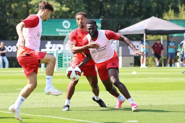 GER, Trainingslager Bayer 04 Leverkusen - Blankenhain 03.08.2026, Blankenhain, GER, Saison 2026 2027, 1.Bundesliga, Bayer 04 Leverkusen - Trainingslager im Bild Loic Bade (Leverkusen) und Victor Boniface (Leverkusen) haben den Ball im Visier DFL regulations prohibit any use of photographs as image sequences and or quasi-video *** GER, Bayer 04 Leverkusen Training Camp in Blankenhain, August 3, 2026, Blankenhain, GER, 2026–2027 Season, Bundesliga 1, Bayer 04 Leverkusen Training Camp in Pictures: Loic Bade (Leverkusen) and Victor Boniface (Leverkusen) have their sights set on the ball. DFL regulations prohibit any use of photographs as image sequences and or quasi-video.