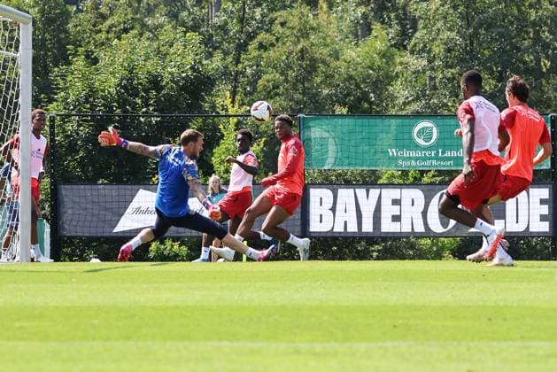 GER, Trainingslager Bayer 04 Leverkusen - Blankenhain 03.08.2026, Blankenhain, GER, Saison 2026 2027, 1.Bundesliga, Bayer 04 Leverkusen - Trainingslager im Bild Torwart Mark Flekken (Leverkusen) gegen Ernest Poku (Leverkusen) und Farid Alfa-Ruprecht (Leverkusen) DFL regulations prohibit any use of photographs as image sequences and or quasi-video *** GER, Bayer 04 Leverkusen Training Camp in Blankenhain, August 3, 2026, Blankenhain, GER, 2026–2027 Season, Bundesliga 1, Bayer 04 Leverkusen Training Camp in Pictures: Goalkeeper Mark Flekken (Leverkusen) vs. Ernest Poku (Leverkusen) and Farid Alfa Ruprecht (Leverkusen). DFL regulations prohibit any use of photographs as image sequences and or quasi-video content.