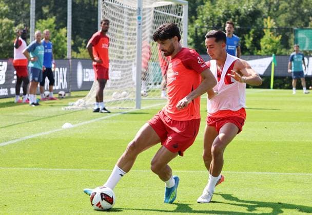 GER, Trainingslager Bayer 04 Leverkusen - Blankenhain 03.08.2026, Blankenhain, GER, Saison 2026 2027, 1.Bundesliga, Bayer 04 Leverkusen - Trainingslager im Bild Martin Terrier (Leverkusen) gegen Lucas Vazquez (Leverkusen) DFL regulations prohibit any use of photographs as image sequences and or quasi-video *** GER, Bayer 04 Leverkusen Training Camp in Blankenhain, August 3, 2026, Blankenhain, GER, 2026–2027 Season, Bundesliga 1, Bayer 04 Leverkusen Training Camp in Pictures: Martin Terrier (Leverkusen) vs. Lucas Vázquez (Leverkusen). DFL regulations prohibit any use of photographs as image sequences and or quasi-video content.