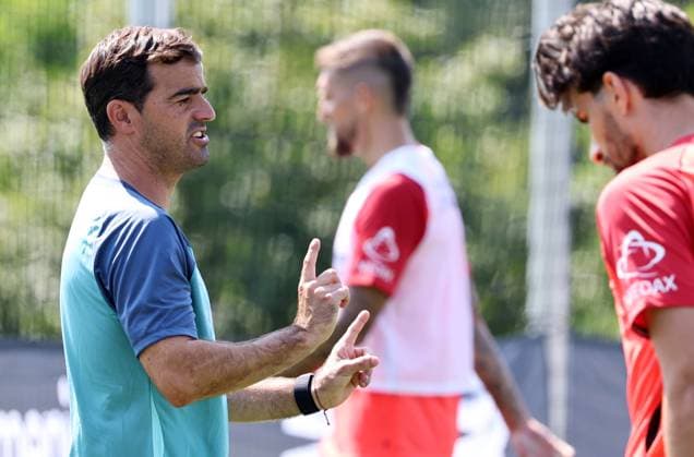 GER, Trainingslager Bayer 04 Leverkusen - Blankenhain 03.08.2026, Blankenhain, GER, Saison 2026 2027, 1.Bundesliga, Bayer 04 Leverkusen - Trainingslager im Bild Trainer Carles Martinez (Leverkusen) DFL regulations prohibit any use of photographs as image sequences and or quasi-video *** GER, Bayer 04 Leverkusen Training Camp in Blankenhain, August 3, 2026, Blankenhain, GER, 2026–2027 Season, Bundesliga 1, Bayer 04 Leverkusen Training Camp in Pictures: Coach Carles Martinez, Leverkusen. DFL regulations prohibit any use of photographs as image sequences and or quasi-video content.
