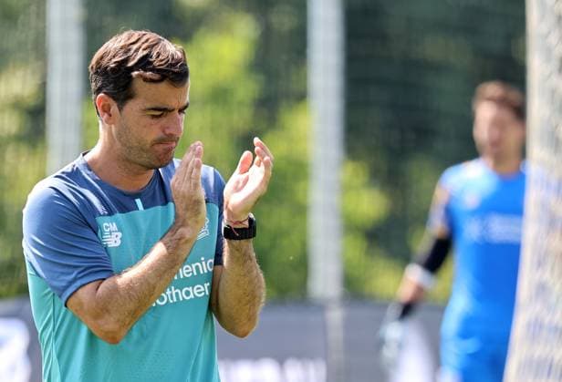 GER, Trainingslager Bayer 04 Leverkusen - Blankenhain 03.08.2026, Blankenhain, GER, Saison 2026 2027, 1.Bundesliga, Bayer 04 Leverkusen - Trainingslager im Bild Trainer Carles Martinez (Leverkusen) DFL regulations prohibit any use of photographs as image sequences and or quasi-video *** GER, Bayer 04 Leverkusen Training Camp in Blankenhain, August 3, 2026, Blankenhain, GER, 2026–2027 Season, Bundesliga 1, Bayer 04 Leverkusen Training Camp in Pictures: Coach Carles Martinez, Leverkusen. DFL regulations prohibit any use of photographs as image sequences and or quasi-video content.