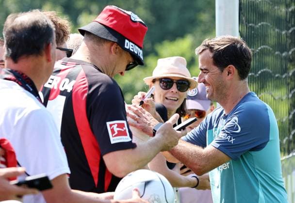 GER, Trainingslager Bayer 04 Leverkusen - Blankenhain 03.08.2026, Blankenhain, GER, Saison 2026 2027, 1.Bundesliga, Bayer 04 Leverkusen - Trainingslager im Bild Trainer Carles Martinez (Leverkusen) schreibt Autogramme DFL regulations prohibit any use of photographs as image sequences and or quasi-video *** GER, Bayer 04 Leverkusen Training Camp in Blankenhain, August 3, 2026, Blankenhain, GER, 2026–2027 Season, Bundesliga 1, Bayer 04 Leverkusen Training Camp in Pictures: Coach Carles Martinez of Leverkusen Signs Autographs. DFL regulations prohibit any use of photographs as image sequences and or quasi-video.