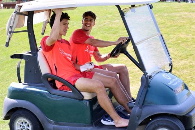 GER, Trainingslager Bayer 04 Leverkusen - Blankenhain 03.08.2026, Blankenhain, GER, Saison 2026 2027, 1.Bundesliga, Bayer 04 Leverkusen - Trainingslager im Bild Afonso Moreira (Leverkusen) und Ibrahim Maza (Leverkusen) mit Golf-Caddy DFL regulations prohibit any use of photographs as image sequences and or quasi-video *** GER, Bayer 04 Leverkusen Training Camp in Blankenhain, August 3, 2026, Blankenhain, GER, 2026–2027 Season, Bundesliga 1, Bayer 04 Leverkusen Training Camp in Pictures: Afonso Moreira (Leverkusen) and Ibrahim Maza (Leverkusen) with a golf caddy. DFL regulations prohibit any use of photographs as image sequences and or quasi-video content.