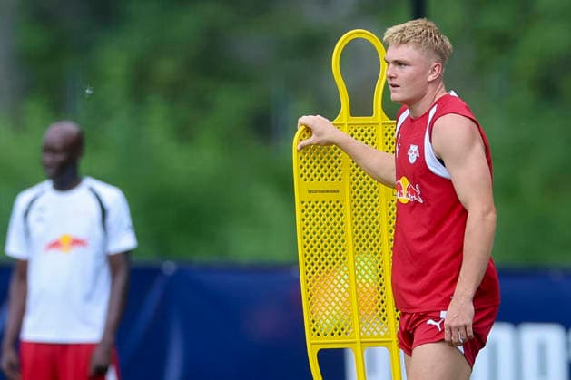 Conrad Harder (RB Leipzig) schaut, Tag 2, Trainingslager RB Leipzig, Gut Brandlhof am 03. August 2026 in Saalfelden, Österreich. (Foto von Marco Steinbrenner DeFodi Images) Conrad Harder (RB Leipzig) looks on, Tag 2, Trainingslager RB Leipzig, Gut Brandlhof, August 3, 2026 in Saalfelden, Austria. (Photo by Marco Steinbrenner DeFodi Images) - *** Conrad Harder of RB Leipzig looks on, Day 2, RB Leipzig training camp, Gut Brandlhof, on August 3, 2026, in Saalfelden, Austria. Photo by Marco Steinbrenner, DeFodi Images. Conrad Harder of RB Leipzig looks on, Day 2, RB Leipzig training camp, Gut Brandlhof, August 3, 2026, in Saalfelden, Austria. Photo by Marco Steinbrenner, DeFodi Images