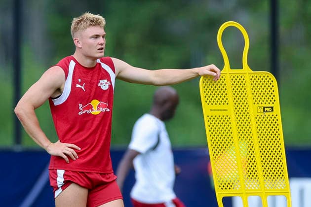 Conrad Harder (RB Leipzig) schaut, Tag 2, Trainingslager RB Leipzig, Gut Brandlhof am 03. August 2026 in Saalfelden, Österreich. (Foto von Marco Steinbrenner DeFodi Images) Conrad Harder (RB Leipzig) looks on, Tag 2, Trainingslager RB Leipzig, Gut Brandlhof, August 3, 2026 in Saalfelden, Austria. (Photo by Marco Steinbrenner DeFodi Images) - *** Conrad Harder of RB Leipzig looks on, Day 2, RB Leipzig training camp, Gut Brandlhof, on August 3, 2026, in Saalfelden, Austria. Photo by Marco Steinbrenner, DeFodi Images. Conrad Harder of RB Leipzig looks on, Day 2, RB Leipzig training camp, Gut Brandlhof, August 3, 2026, in Saalfelden, Austria. Photo by Marco Steinbrenner, DeFodi Images