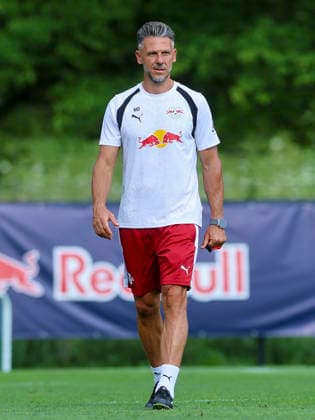 Trainer Martin Demichelis (RB Leipzig) schaut, Tag 2, Trainingslager RB Leipzig, Gut Brandlhof am 03. August 2026 in Saalfelden, Österreich. (Foto von Marco Steinbrenner DeFodi Images) Trainer Martin Demichelis (RB Leipzig) looks on, Tag 2, Trainingslager RB Leipzig, Gut Brandlhof, August 3, 2026 in Saalfelden, Austria. (Photo by Marco Steinbrenner DeFodi Images) - *** Coach Martin Demichelis of RB Leipzig looks on, Day 2, RB Leipzig training camp, Gut Brandlhof, on August 3, 2026, in Saalfelden, Austria. Photo by Marco Steinbrenner, DeFodi Images. Coach Martin Demichelis of RB Leipzig looks on, Day 2, RB Leipzig training camp, Gut Brandlhof, August 3, 2026, in Saalfelden, Austria. Photo by Marco Steinbrenner, DeFodi Images